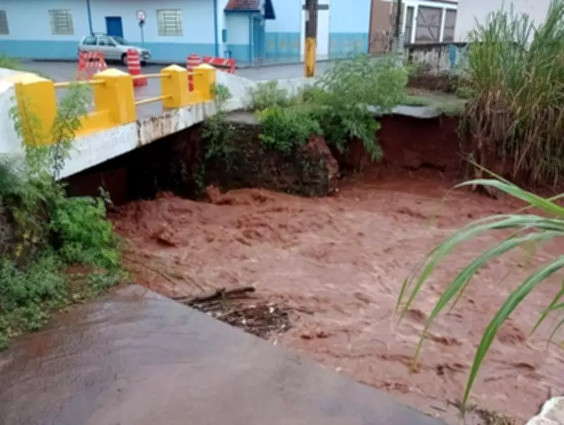 Ponte dos Machados desaba novamente em São Manuel após fortes chuvas