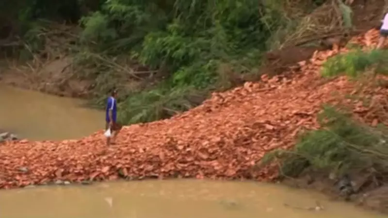 Ponte em Laranjal Paulista cai pela sexta vez e moradores usam troncos para acesso