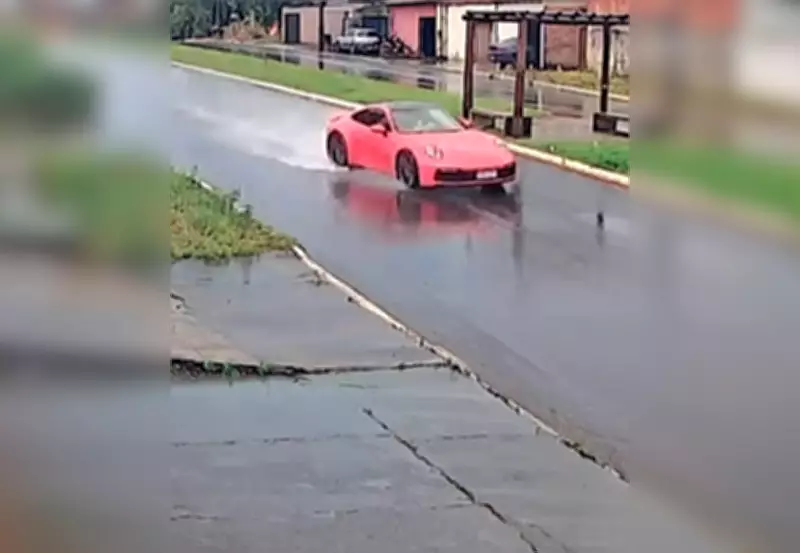 Porsche de R$ 700 mil perde controle e bate em poste sob chuva em Araguaína