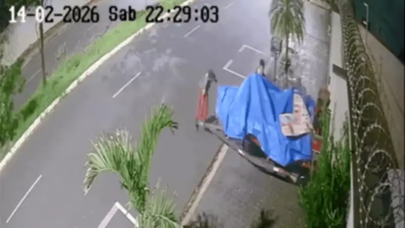 Portão Aberto em Uberlândia Permite Furto de Lancha de R$ 80 Mil em Menos de 1 Minuto