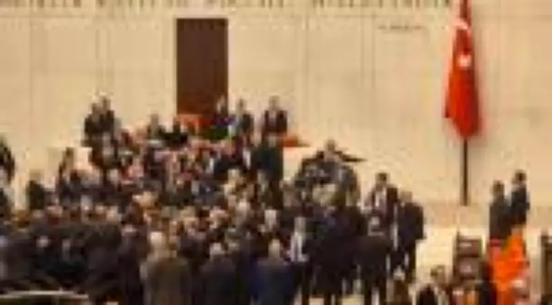 Posse de ministro de Erdogan termina em pancadaria no Parlamento turco