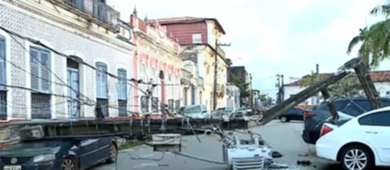 Poste cai sobre carros no Centro de São Luís após caminhão arrastar fiação
