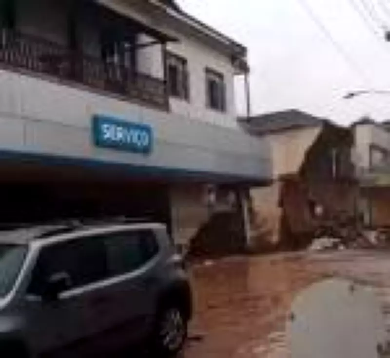 Prédio desaba em Ubá após fortes chuvas em Minas Gerais; cidade registra seis mortes