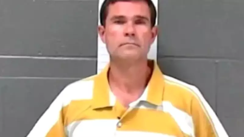 Prefeito de cidade rural dos EUA é preso por voyeurismo após cheirar roupas íntimas de parente adolescente