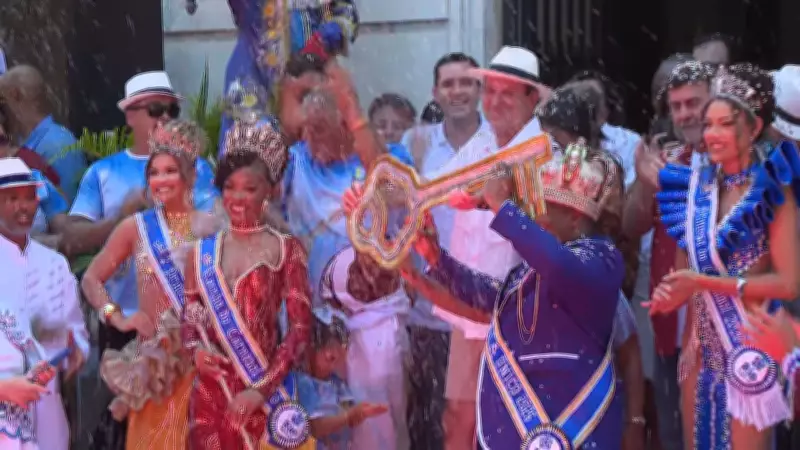 Prefeito Eduardo Paes entrega chaves da cidade ao Rei Momo e oficializa abertura do carnaval carioca