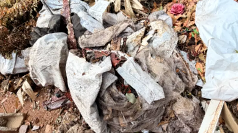 Prefeitura de Adamantina investiga descarte irregular de roupas, caixões e seringas