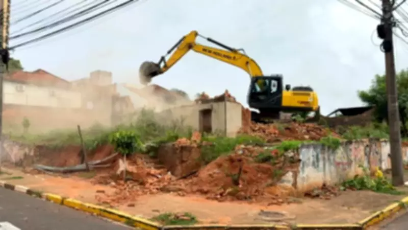 Prefeitura de Prudente demole casarão histórico usado como ponto de tráfico na Vila Marcondes
