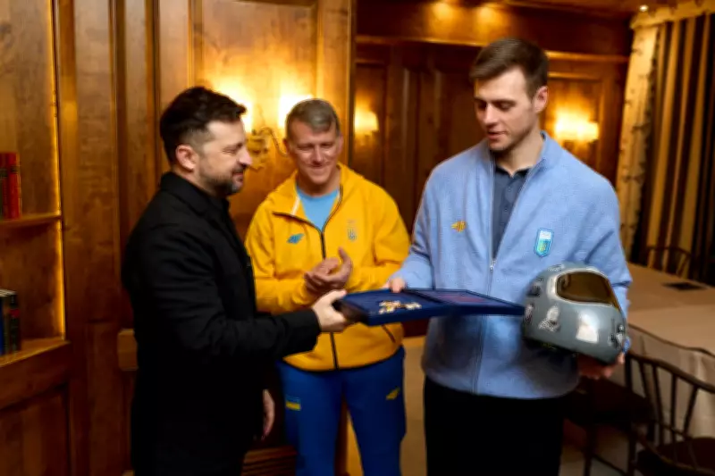 Presidente da Ucrânia homenageia atleta desclassificado por capacete com memória de mortos na guerra
