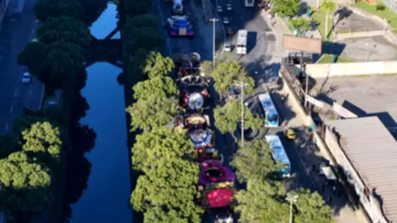 Presidente Vargas tem pista central interditada para chegada de carros alegóricos da Série Ouro