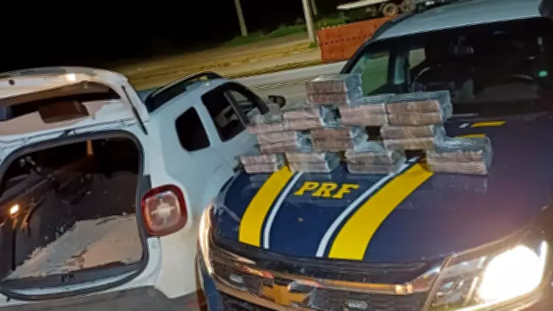PRF apreende mais de 26 kg de cocaína em fundo falso de carro no Piauí; motorista preso