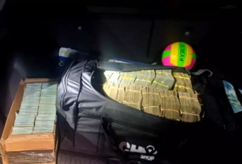 PRF apreende R$ 2 milhões em dinheiro e maconha em veículo na BR-101 em Santa Catarina