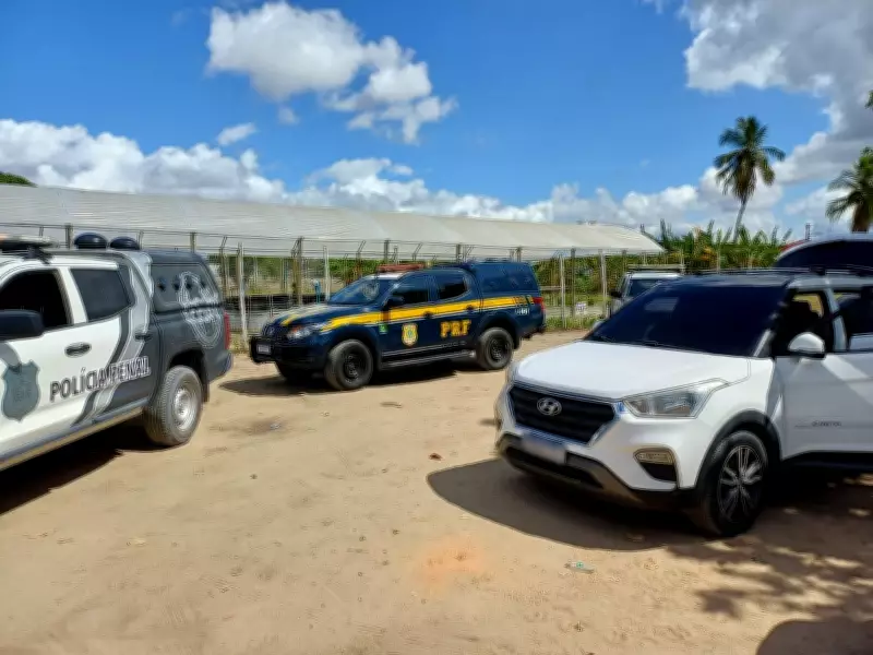 PRF prende suspeitos com carro roubado ao tentar entrar em presídio de segurança máxima em Maceió