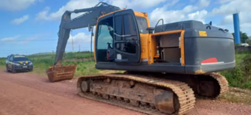 PRF recupera escavadeira furtada no Mato Grosso durante operação na BR-163 no Pará