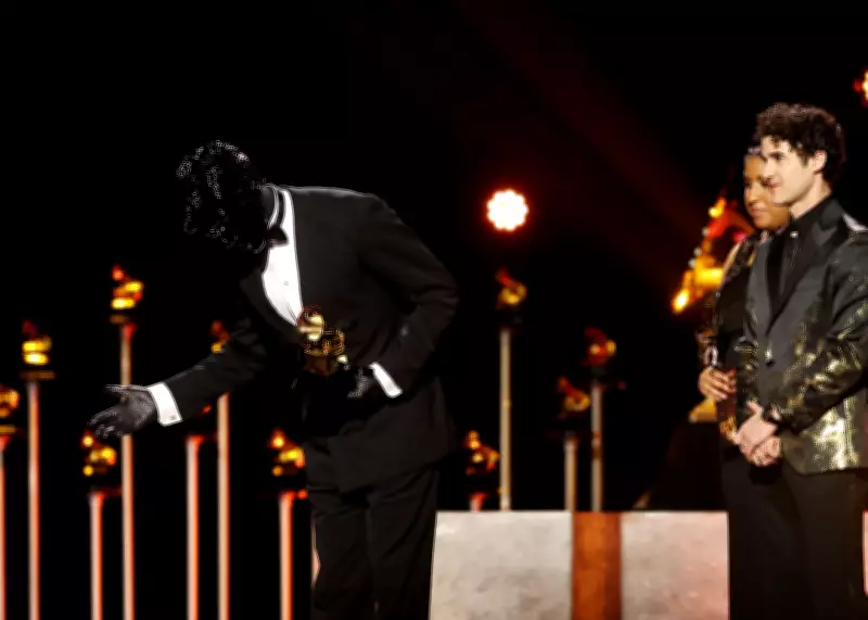 Produtor francês Gesaffelstein vence Grammy com remix de Lady Gaga e chama atenção com visual misterioso