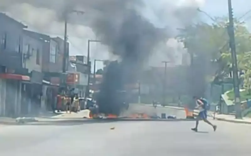 Protesto por falta de água bloqueia avenida em Aracaju com queima de pneus
