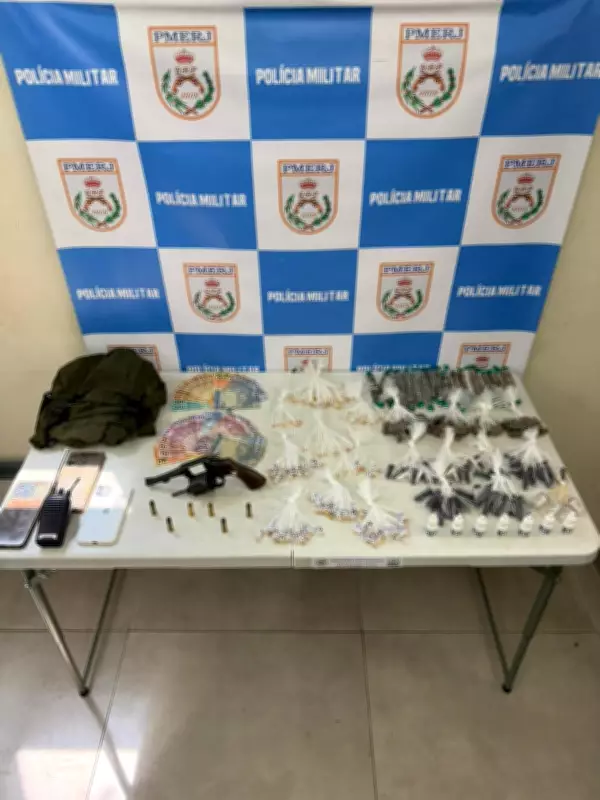 Quatro suspeitos são presos com drogas e arma em Volta Redonda, RJ