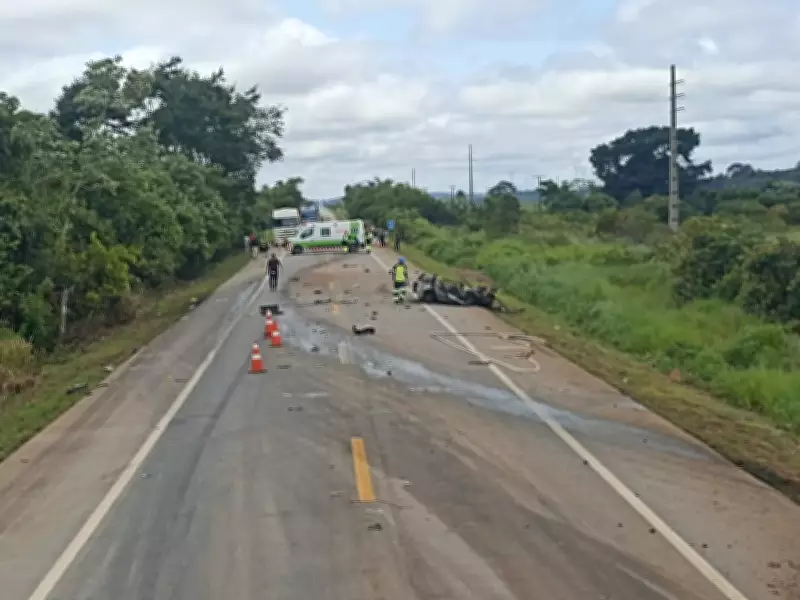 Quatro vítimas carbonizadas em grave acidente entre carro e caminhão na BR-364 em Rondônia