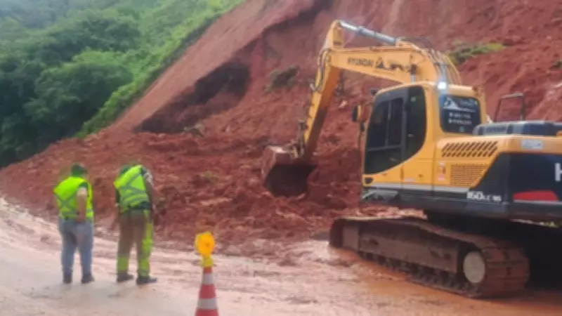 Queda de barreira na Rio-Santos em São Sebastião após chuvas intensas no Litoral Norte