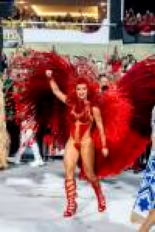 Rainha de bateria da Grande Rio passa por apuro com tapa-sexo durante desfile no Carnaval