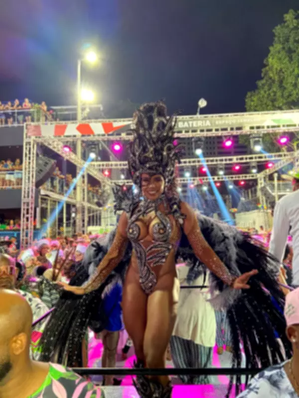 Rainha de bateria Evelyn Bastos reflete sobre visibilidade de artistas de comunidades no Carnaval