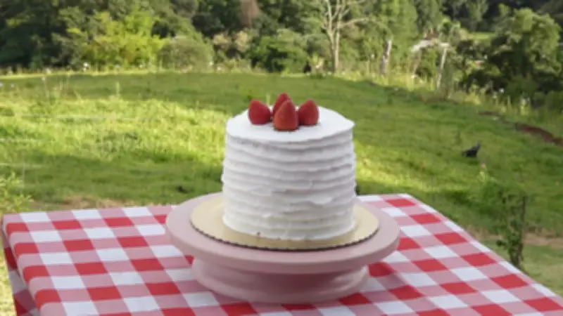 Receita Especial: Bolo de Morango com Creme Belga para Aniversário do Caminhos do Campo