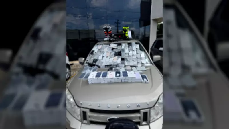 Receita Federal apreende R$ 1 milhão em smartphones em carros com fundos falsos no Paraná