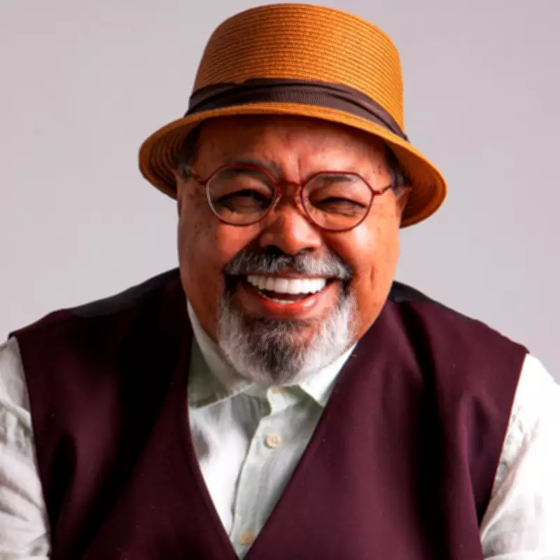 Renan Oliveira lança álbum ao vivo em tributo a Jorge Aragão, que completa 77 anos