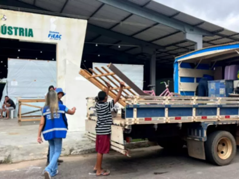 Rio Acre em vazante permite retorno de famílias abrigadas no Parque de Exposições em Rio Branco