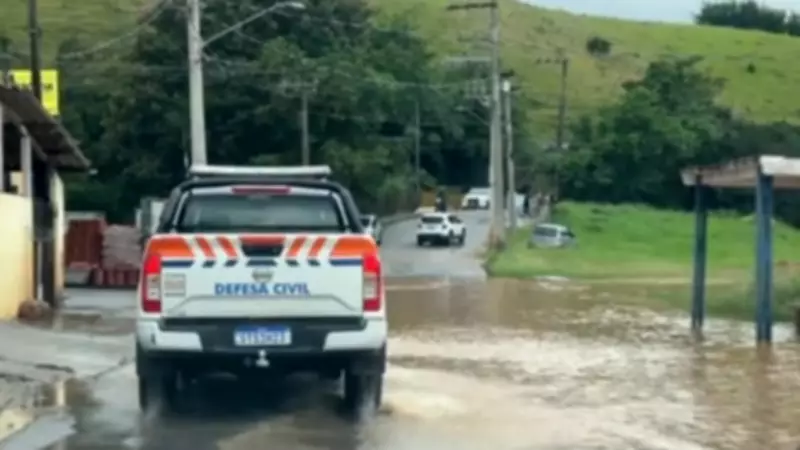 Rio Buquira baixa após transbordar e moradores retornam às casas em São José dos Campos