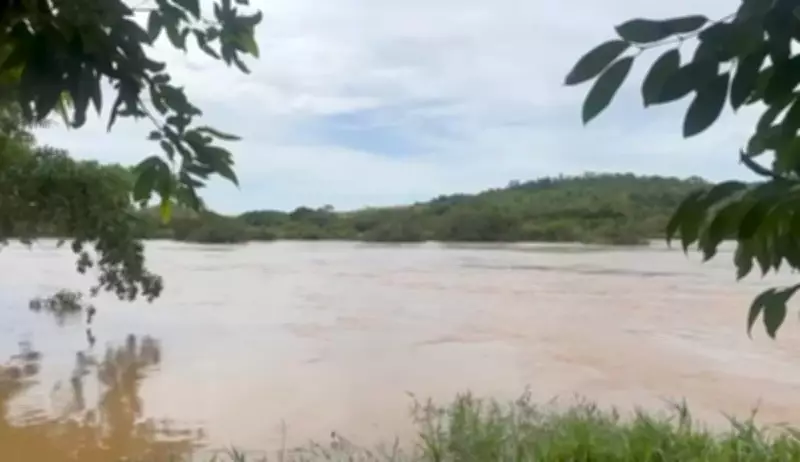 Rio Pomba atinge cota de alerta em Cambuci e Defesa Civil intensifica monitoramento