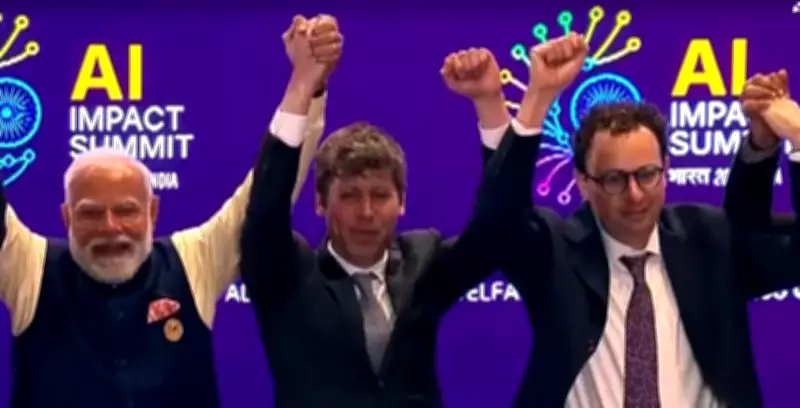 Rivalidade na IA: CEOs da OpenAI e Anthropic se recusam a dar as mãos em evento na Índia