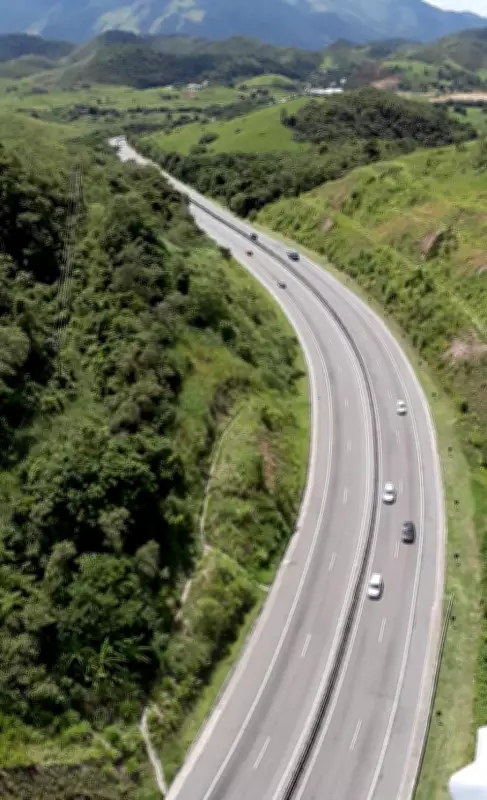 RJ-124 deve receber quase 413 mil veículos rumo à Região dos Lagos no Carnaval 2026