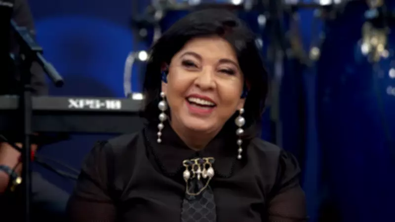 Roberta Miranda emociona ao doar R$ 800 para vendedora de pipoca no Carnaval de João Pessoa