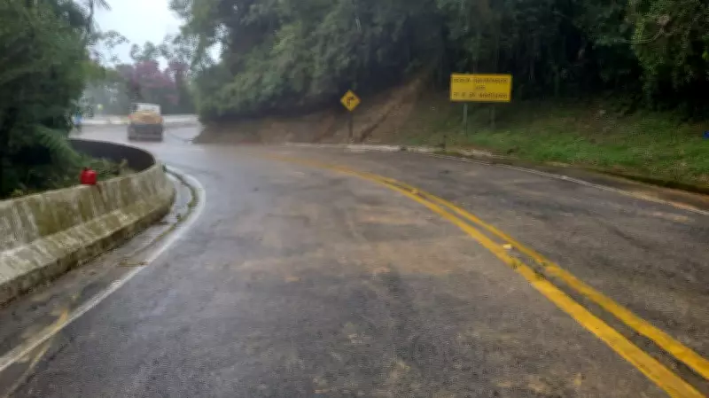 Rodovia Oswaldo Cruz é liberada após 16 horas de interdição por queda de barreira em Ubatuba