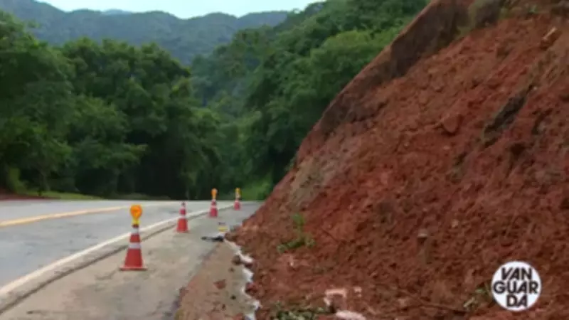 Rodovia Rio-Santos mantém acostamento bloqueado após queda de barreira em São Sebastião