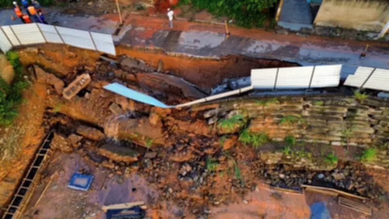 Rompimento de tubulação da Copasa causa deslizamento de talude em Timóteo após chuva