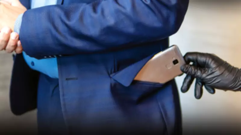 Roubo de celulares dispara 20% no Rio sob governo Castro, aponta ISP