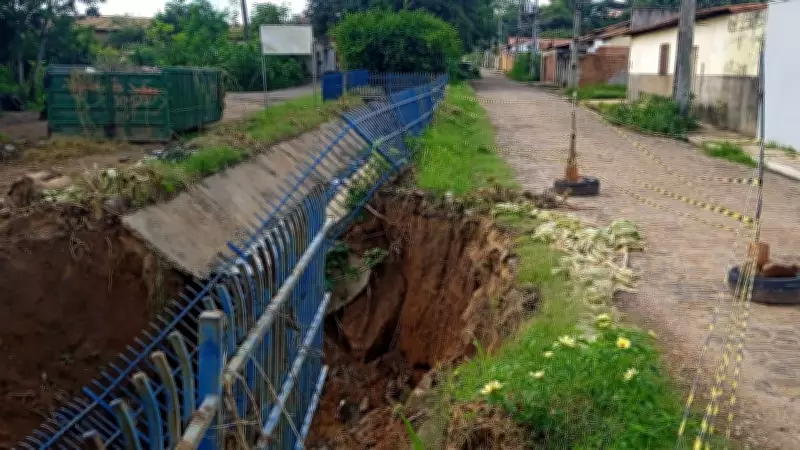Rua cede após erosão em galeria a céu aberto em Teresina, alertam moradores