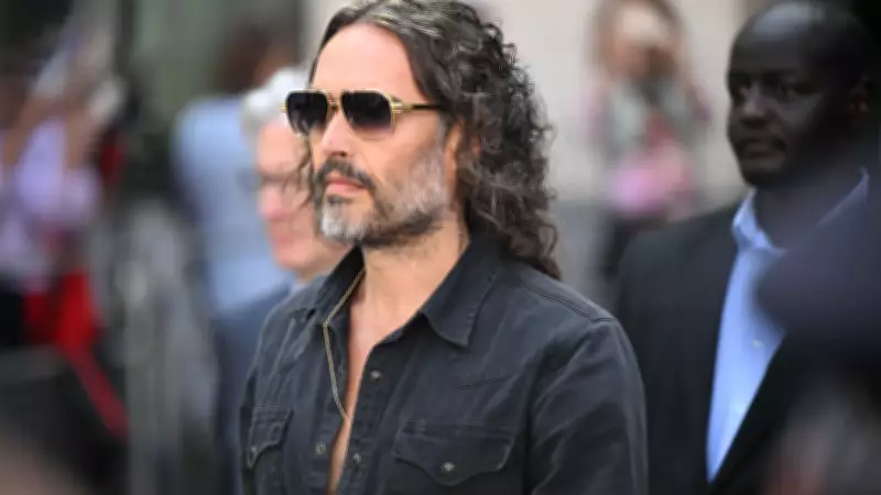 Russell Brand se declara inocente de acusações de estupro e violência sexual em tribunal