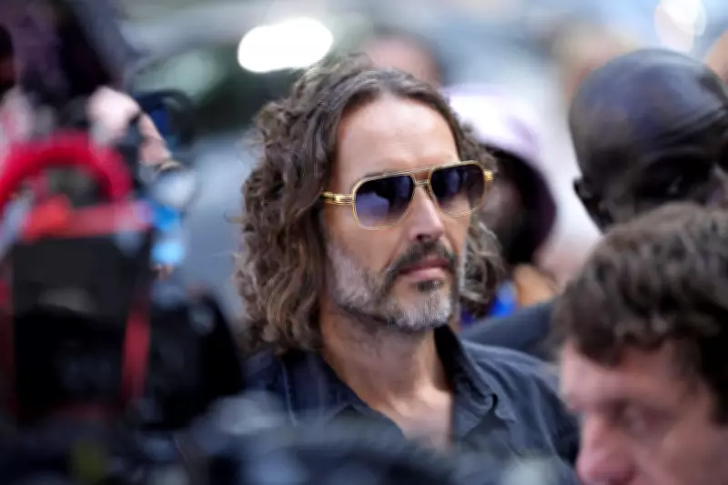 Russell Brand se declara inocente em tribunal londrino por acusações de estupro e violência sexual