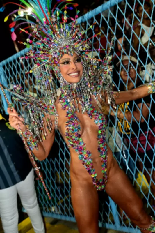 Sabrina Sato desfila com fantasia de 40 kg na Vila Isabel e recebe beijo de Nicolas Prattes