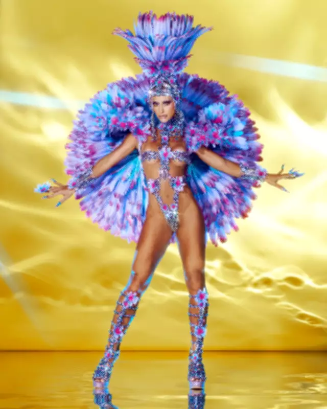 Sabrina Sato desfila como Rainha de Bateria da Gaviões da Fiel com fantasia inspirada na floresta