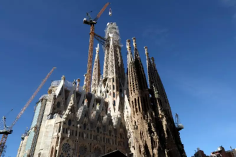 Sagrada Família atinge altura máxima com cruz de 17 metros em Barcelona