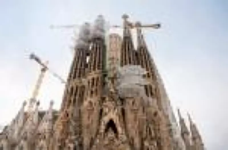 Sagrada Família se torna ainda mais alta com nova cruz de 17 metros em Barcelona