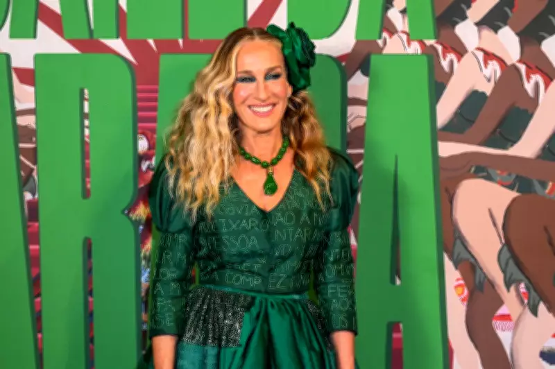 Sarah Jessica Parker brilha no Baile da Arraia no Rio com look verde e mensagens bordadas