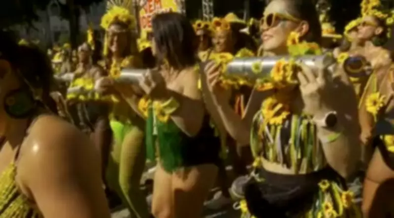 Sargento Pimenta anima Carnaval no Rio com clássicos dos Beatles em desfile na Glória