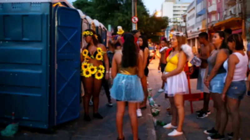 Segurar urina no Carnaval pode causar infecções e incontinência, alerta urologista