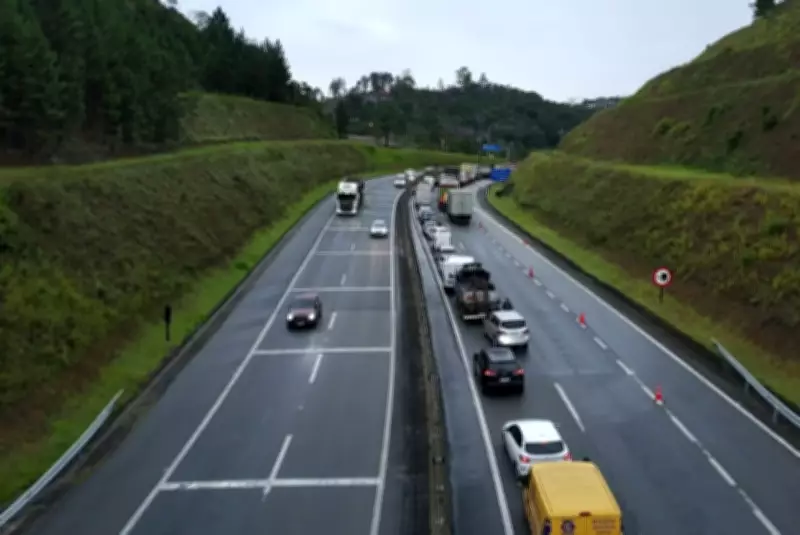 Serra Antiga da Rodovia dos Tamoios é liberada após 38 horas de interdição total no Litoral Norte de SP