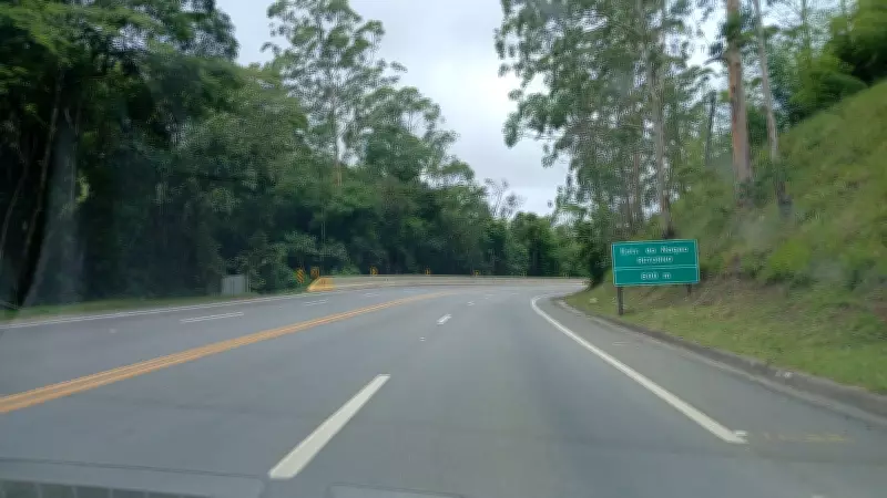 Serra da Mogi-Bertioga interditada após chuvas intensas; tráfego desviado para Anchieta/Imigrantes