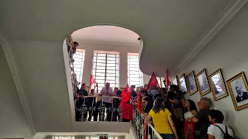Servidores da Prefeitura de Campina Grande ocupam gabinete do prefeito por salários atrasados